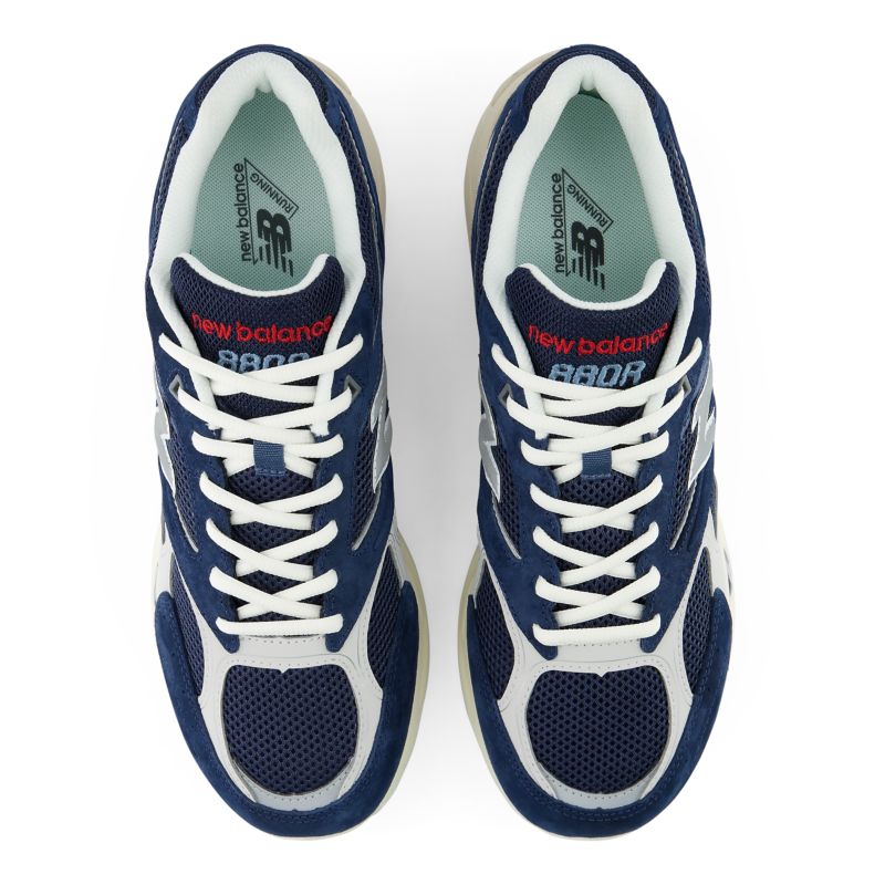 New Balance 880